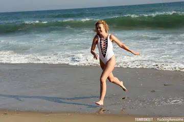 Samantha Rone – Blonde in a Bikini Gives a Blowjob and Takes Anal Doggy Style on the Beach