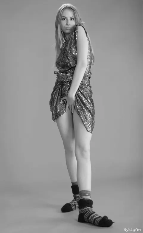 Woman Strips Nude and Poses to Show Her Figure Front and Back – photo 7 of 21