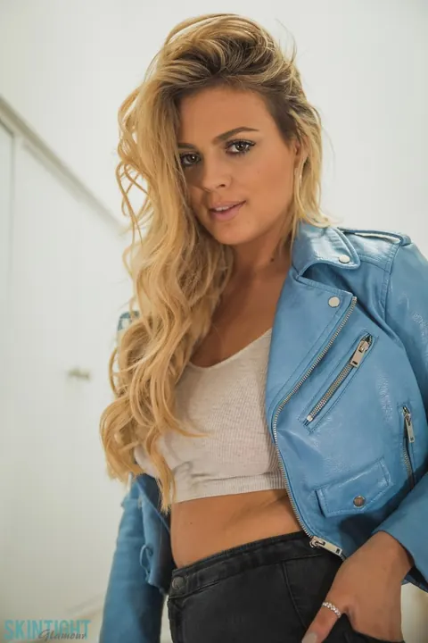 Danielle Sellers: Blonde Strips Out of Her Ripped Jeans and Heels – photo 3 of 12