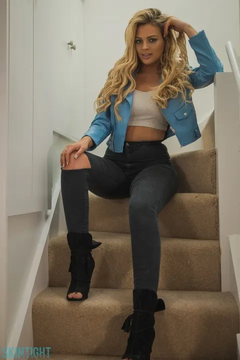 Danielle Sellers: Blonde Strips Out of Her Ripped Jeans and Heels – photo 1 of 12