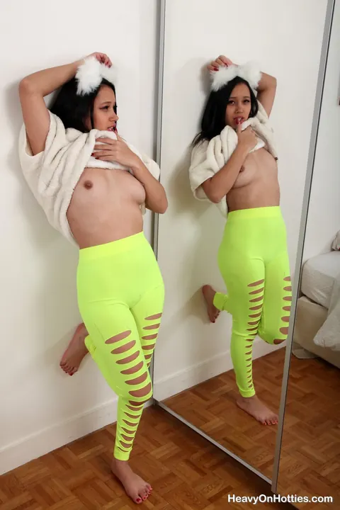 Lia Ponce: Petite Colombian Latina Strips and Spreads Her Shaved Pussy – photo 3 of 21
