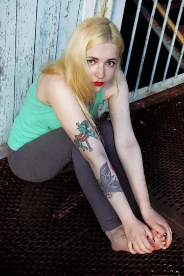 Shirley Manson – British Blonde and Redhead MILFs Kiss Outdoors