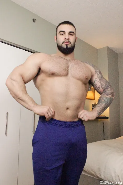 Canadian Man Strokes His Cock and Shows His Muscles – photo 3 of 15