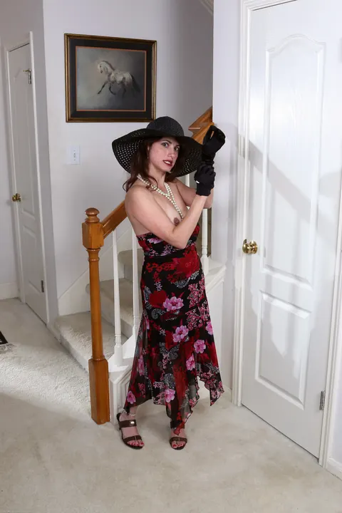 Sophya Love: Brunette MILF Stands Nude and Lifts Her Natural Tits – photo 9 of 21
