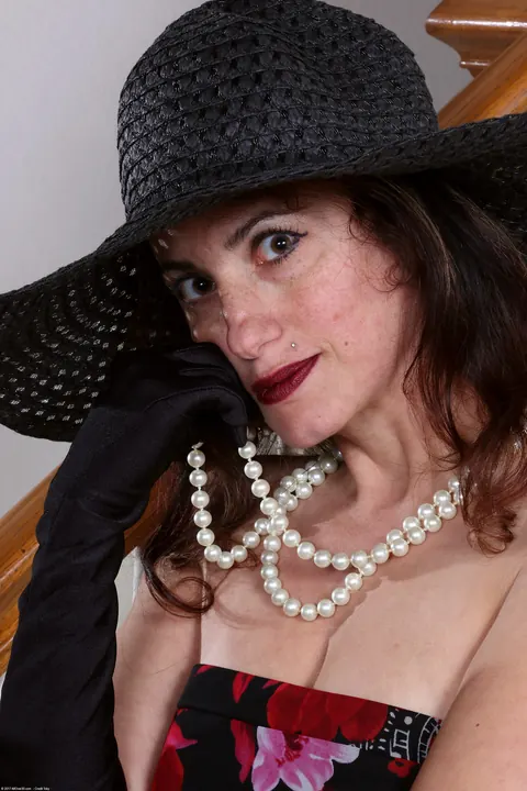 Sophya Love: Brunette MILF Stands Nude and Lifts Her Natural Tits – photo 3 of 21