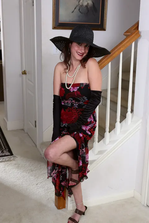 Sophya Love: Brunette MILF Stands Nude and Lifts Her Natural Tits – photo 4 of 21