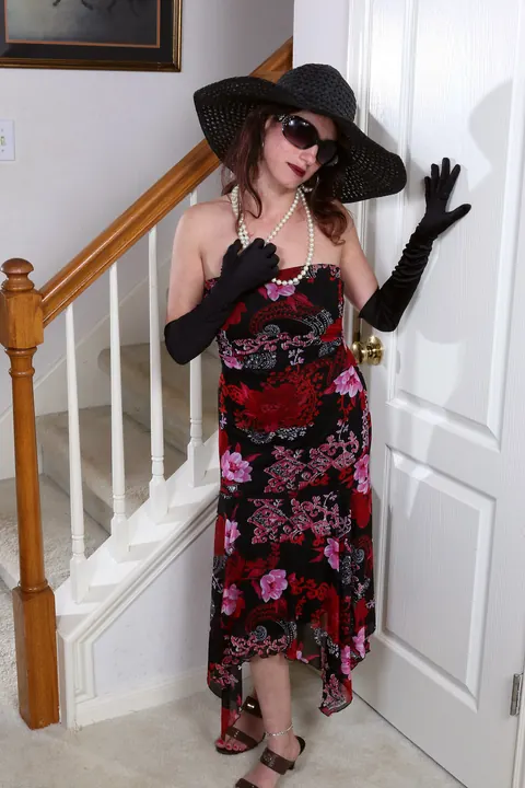 Sophya Love: Brunette MILF Stands Nude and Lifts Her Natural Tits – photo 2 of 21