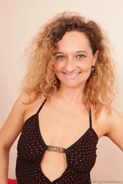 Blonde Curly-Haired Woman Spreads Her Pussy in a Threesome on the Sofa – photo 2 of 17
