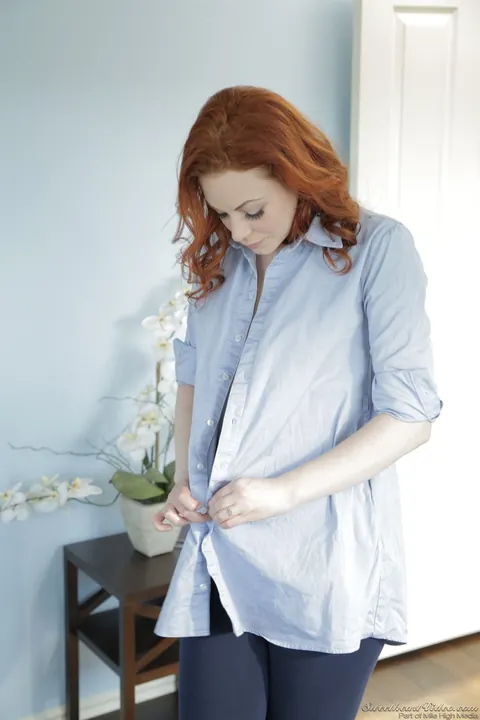 Justine Joli: Redhead MILF and Her Lover Kiss, Finger, and Spread Their Pussies – photo 4 of 20
