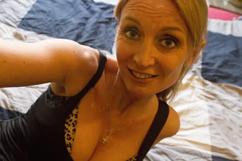Gia Bawerk: Tall Czech MILF Poses Nude for a Selfie – photo 1 of 20