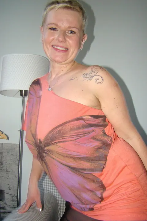 Deide Jones: Busty Blonde MILF Rips Pantyhose and Spreads Her Pussy – photo 5 of 16