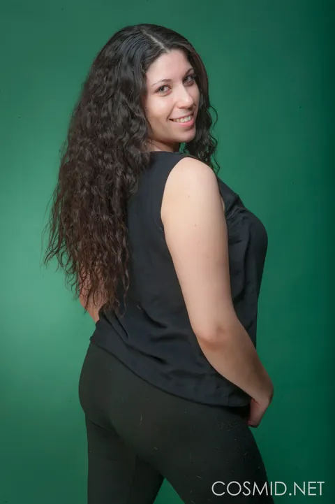 BBW Brunette Poses Nude and Flaunts Her Heavy Breasts – photo 4 of 16
