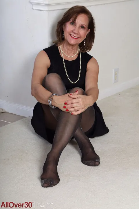 Elle Denay: MILF Undresses and Shows Her Nude Body – photo 7 of 21