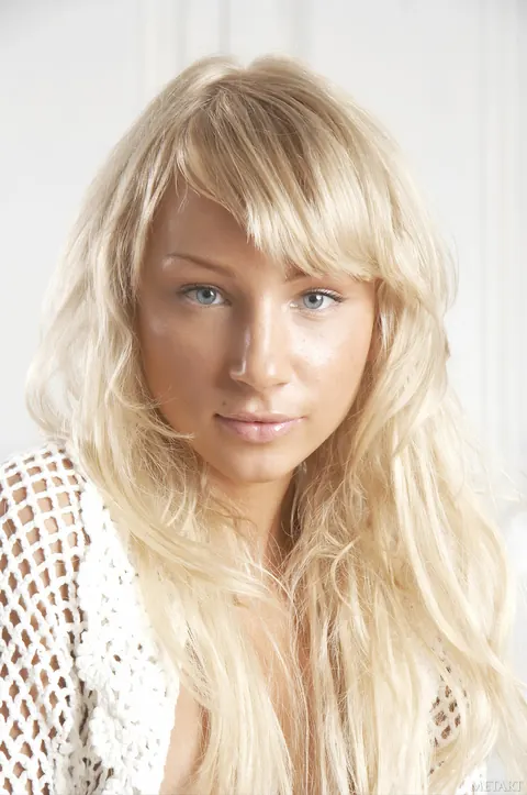 Blonde Woman Undresses and Spreads Her Pussy Lips – photo 2 of 21