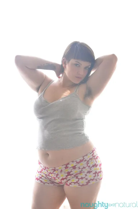 BBW Bares Hairy Armpits and Spreads Her Pussy – photo 2 of 20
