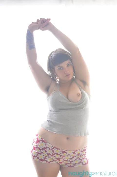 BBW Bares Hairy Armpits and Spreads Her Pussy – photo 1 of 20