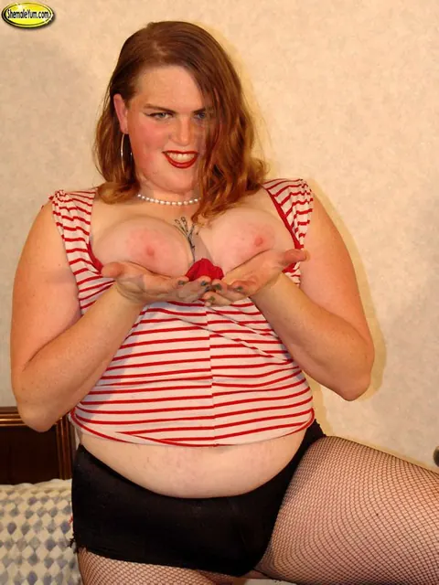 Curvy Trans Woman Undresses and Poses Her Figure – photo 5 of 16