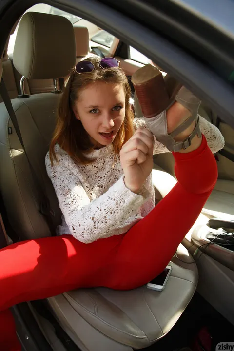 Aurora Zvezda: Redhead in Glasses Shows Her Pussy Outdoors – photo 7 of 11
