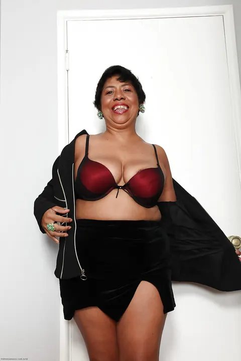 Latina Ebony MILF Undresses and Bares Her Pussy – photo 7 of 16