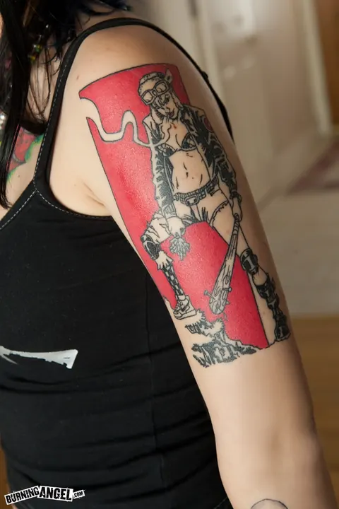 Tara Toxic: Tattooed Brunette Masturbates and Shows Her Pussy Close Up – photo 2 of 17