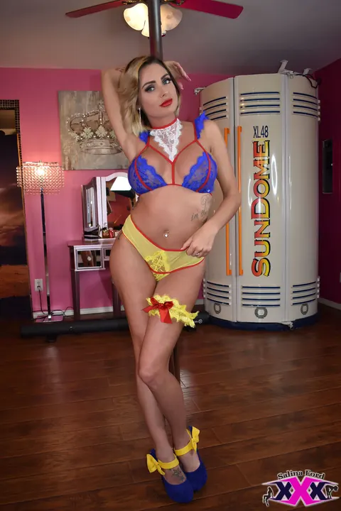 Salina Ford: Thick Blonde Strips Out of Her Lingerie and Shows Her Big Tits – photo 3 of 15