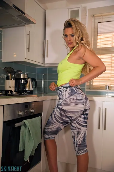 Danielle Sellers: Blonde with Big Tits Shows Off Her Body in the Kitchen – photo 1 of 12