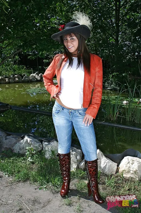 Giggy: BBW Brunette Strips Out of Her Jeans and Boots Outdoors – photo 1 of 16