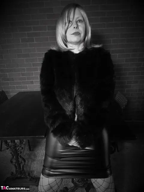 Posh Sophia: British Blonde MILF Shows Her Big Natural Tits in Leather and Fishnets – photo 11 of 20