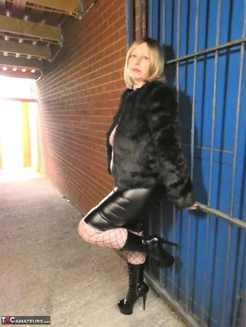 Posh Sophia: British Blonde MILF Shows Her Big Natural Tits in Leather and Fishnets – photo 7 of 20