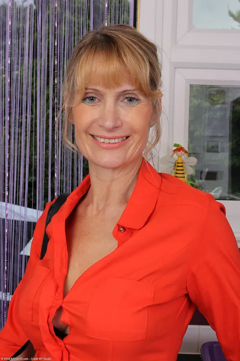 Short-Haired MILF with Big Tits Masturbates in the Kitchen – photo 2 of 20