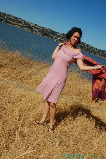Sadie Lune – Tall Mature Brunette Reveals Hairy Armpits and Bush Outdoors