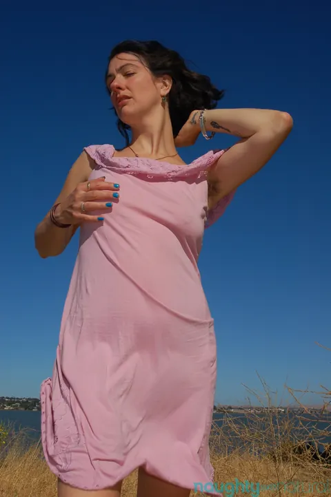 Sadie Lune: Tall Mature Brunette Reveals Hairy Armpits and Bush Outdoors – photo 11 of 21