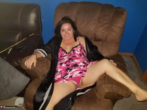 Curvy MILF Strips Out of Her Panties on the Bed and Spreads – photo 1 of 20