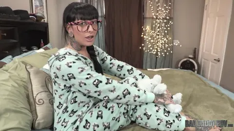 Jessie Lee: Tattooed MILF in Glasses Shows Her Big Tits in Bed – photo 10 of 10
