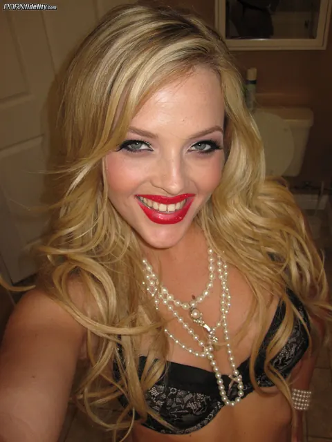 Alexis Texas: Slim Blonde MILF Has a Threesome in Lingerie and a Bikini – photo 16 of 18