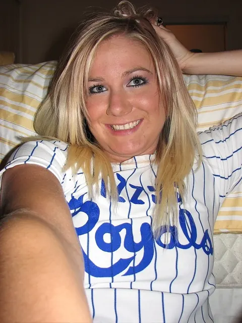 Blonde MILF Spreads Her Shaved Pussy in a Selfie – photo 13 of 20