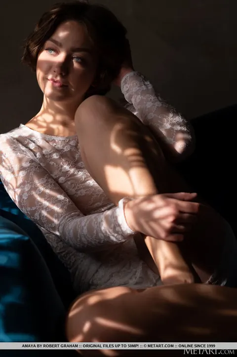 Short-Haired Woman Strips Nude and Spreads Her Shaved Pussy – photo 4 of 18
