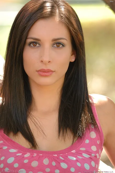 Tristan Kingsley: Latina Brunette Flashes Her Boobs and Spreads Her Pussy in Public – photo 3 of 20