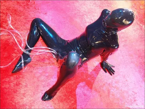 PAWG in Latex Spreads Her Pussy – photo 5 of 16
