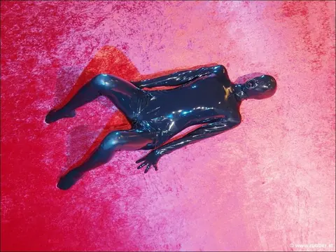 PAWG in Latex Spreads Her Pussy – photo 2 of 16