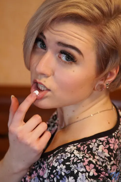 Emmy Space: Short-Haired Blonde Discards Her Panties and Rubs Her Clit – photo 2 of 21