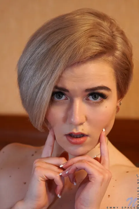 Emmy Space: Short-Haired Blonde Discards Her Panties and Rubs Her Clit – photo 10 of 21