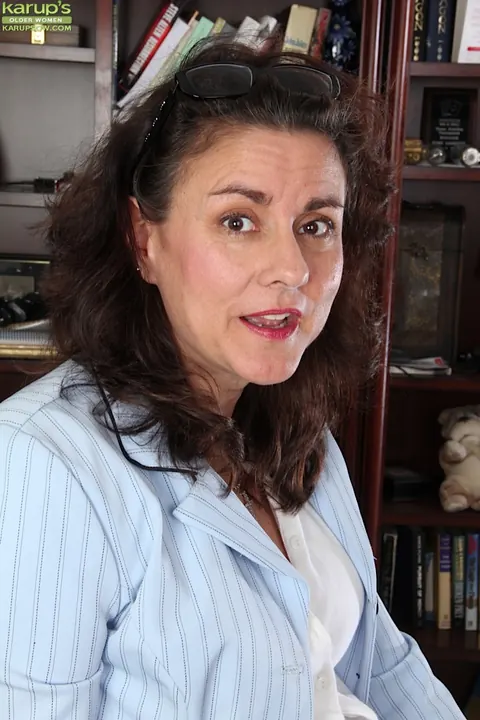Gianna Jones: Mature Brunette in Glasses Spreads Her Hairy Pussy Wide – photo 1 of 16