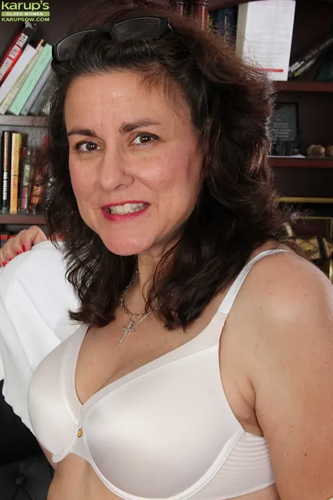 Gianna Jones: Mature Brunette in Glasses Spreads Her Hairy Pussy Wide – photo 2 of 16