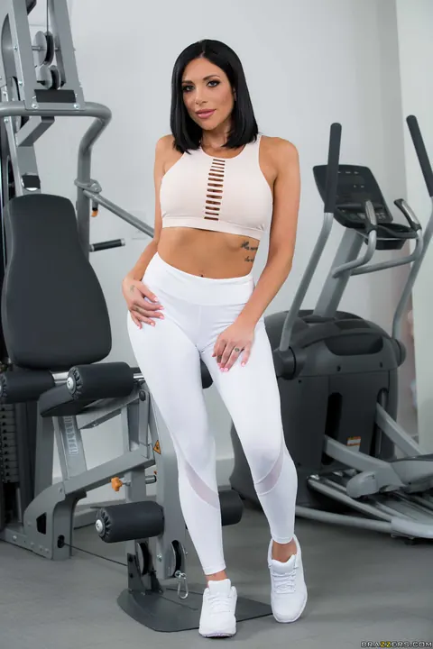 Jaclyn Taylor: Thick Brunette MILF Poses in Yoga Pants at the Gym – photo 2 of 21