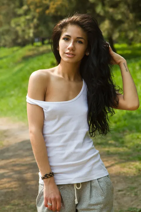Woman in Shorts Spreads Outdoors – photo 4 of 21