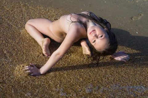 Petite Tanned Woman Strips Nude on the Beach – photo 19 of 21
