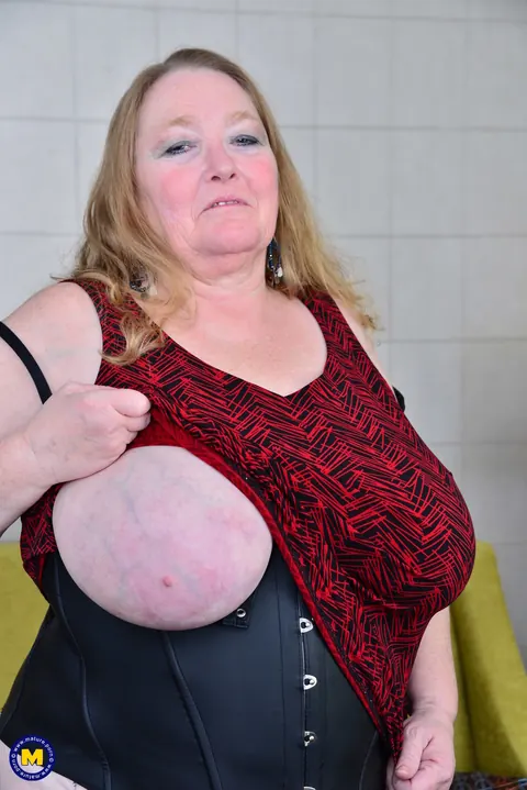 Lindy Lust: Mature European BBW with Big Tits and Tattoos Spreads – photo 5 of 21