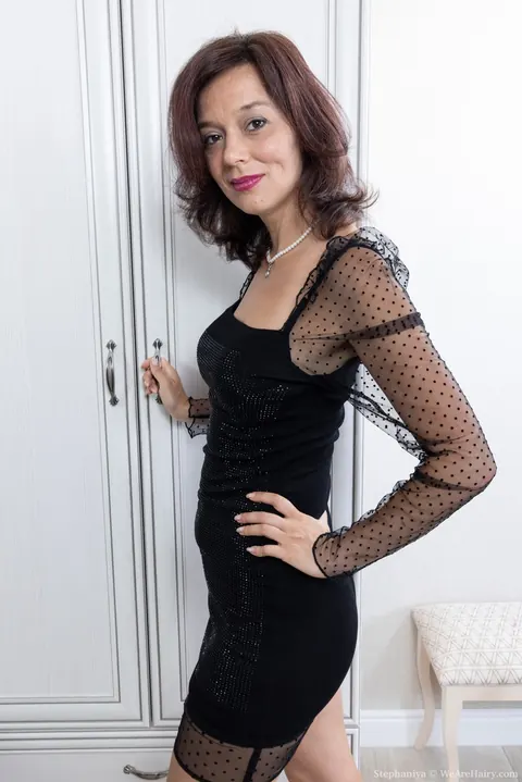 Thick MILF Strips and Spreads Her Hairy Pussy Before Mirror – photo 1 of 20