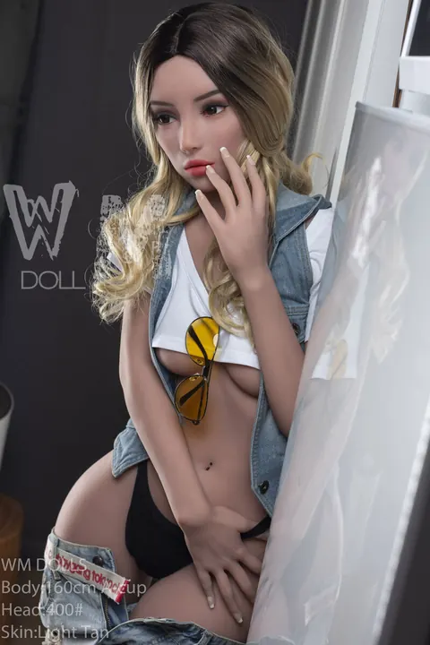 Blonde Strips Nude and Poses on Knees – photo 10 of 21